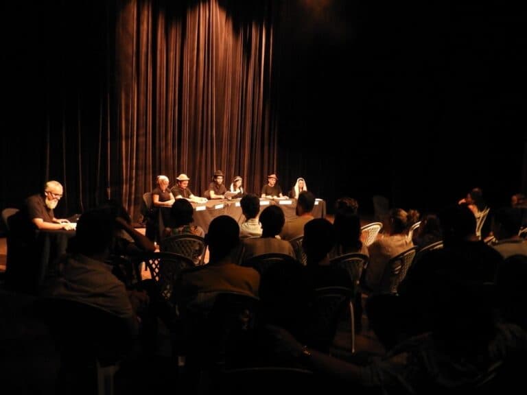 Grupo de pessoas participando do evento e debatendo a Dramaturgia Potiguar.